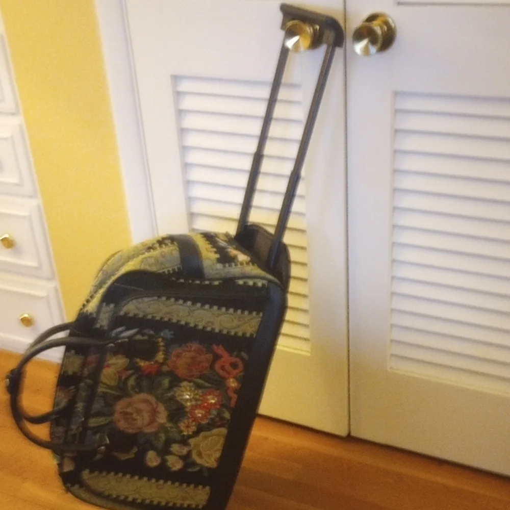 Mellow World Duffle Style Travel Bag - Picture 3 of 4